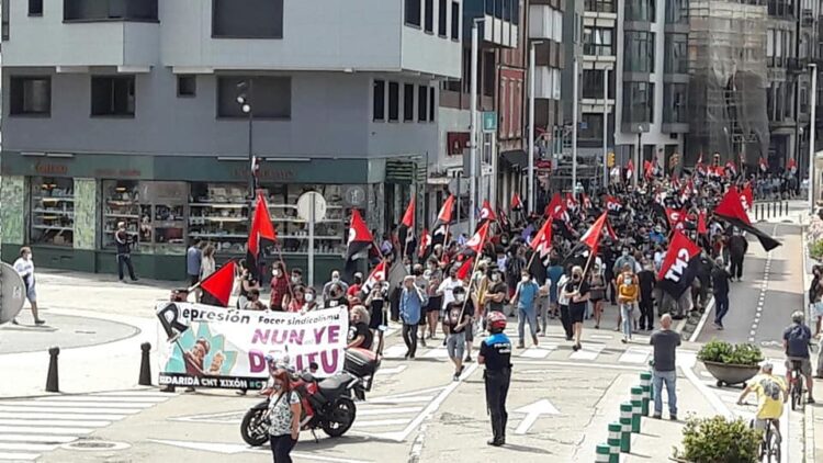 ¡Contra la represión sindical! Miles salen a la calle en Gijón en protesta por el último ataque a los derechos de las personas trabajadoras